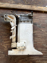 Charger l'image dans la galerie, 90 115 150 175 200 hp Johnson Evinrude 25” Midsection SWIVEL 0435005 EXHAUST HOUSING 0332745 ADAPTOR 0331039 MOUNT BRACKET 03