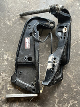 Cargar imagen en el visor de la galería, DF 200 250 hp Suzuki 41111-93J11-0EP CLAMP BRACKETS & SHAFT four stroke