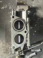 Load image into Gallery viewer, f 115 hp Yamaha THROTTLE BODY #1 and #2 68V-13751-01-00 68V-13752-01-00 2005, four stroke 2001-2011