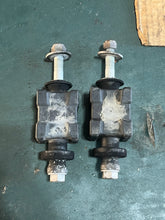 Charger l'image dans la galerie, BF 50 40 hp Honda 50155-ZV5-000 extension case engine motor mounts 1997-2007+ FOUR STROKE