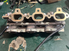 Charger l'image dans la galerie, DF 225 250 200 hp Suzuki INTAKE MANIFOLD 13110-93J00 with bolts Four Stroke 2004-2024