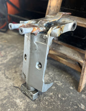 Charger l'image dans la galerie, BF 150 135 hp 50201-ZW1-040ZA SWIVEL CASE 1999-2007+ 50100-ZY6-000 steering arm mounting frame & mount bracket four stroke