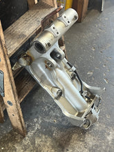 Charger l'image dans la galerie, BF 150 135 hp 50201-ZW1-040ZA SWIVEL CASE 1999-2007+ 50100-ZY6-000 steering arm mounting frame & mount bracket four stroke