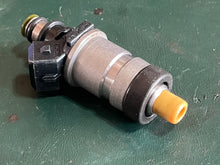 Cargar imagen en el visor de la galería, 250 225 hp Mercury FUEL INJECTOR SET OF 6 18715T1 18715A1 two stroke EFI some 300 hp