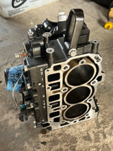 Load image into Gallery viewer, 40 30 hp Mercury EFI CYLINDER HEAD ASSY crankcase 877568T 803016T06 COVER 834779A1 four stroke 3 cylinder 2005