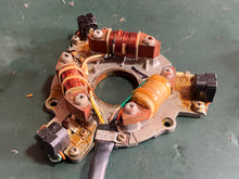 Cargar imagen en el visor de la galería, 40 50 hp Nissan Tohatsu PULSER PLATE stator 3C8061300 Two Stroke 2002-2003 NS40D