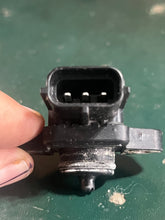 Charger l'image dans la galerie, f 115 hp Yamaha 68V-82380-00-00 PRESSURE SENSOR map 2000-2011 throttle body four stroke 115 200 225 hp