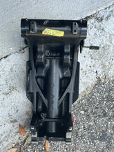 Cargar imagen en el visor de la galería, DF 70 - 140 Suzuki Swivel Bracket Four Stroke 20” Large, 54211-90J01-0EP LOWER MOUNT BRACKET 54221-90J02-0EP 43111-92101
4311
