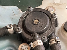Cargar imagen en el visor de la galería, 25 15 hp Evinrude E-tec OIL TANK 5007897 PUMP & MANIFOLD 5007898 OIL LEVEL 0352874 CAP 5007256 two stroke 2009-up