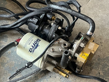 Charger l'image dans la galerie, 175 150 135 115 hp Ficht Evinrude OIL LIFT PUMP 5001221 OIL INJECTOR MANIFOLD 5000838 two stroke 2002-2005