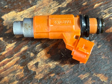 Cargar imagen en el visor de la galería, DF 115 140 hp Suzuki FUEL INJECTOR genuine 15710-65D00 Four Stroke 2002-2012 some compatibility 90 100 hp TESTED