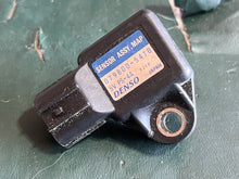 Load image into Gallery viewer, BF 200 225 hp Honda 37830-PGK-A01 intake MAP SENSOR ASSY four stroke 2002-up
