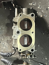 Load image into Gallery viewer, f 115 hp Yamaha THROTTLE BODY #1 and #2 68V-13751-01-00 68V-13752-01-00 2005, four stroke 2001-2011