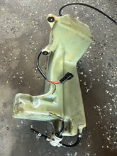 Charger l'image dans la galerie, 75 85 hp Suzuki 69110-95514 OIL TANK two stroke 69110-95513 69110-95512 69110-95511 69101-95500 oil cap 69201-95500 69200-955