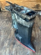 Cargar imagen en el visor de la galería, 150 155 hp Johnson & Evinrude 20” MIDSECTION HOUSING 0332744 SWIVEL 0432708 STEERING ARM 0392519 two stroke CROSSFLOW 1987-19