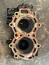 Charger l'image dans la galerie, 30 25 15 hp Evinrude E-tec CYLINDER HEAD 0355133 two stroke 2017 AA AB AF