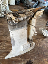 Charger l'image dans la galerie, 90 115 150 175 200 hp Johnson Evinrude 25” Midsection SWIVEL 0435005 EXHAUST HOUSING 0332745 ADAPTOR 0331039 MOUNT BRACKET 03