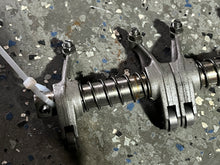 Cargar imagen en el visor de la galería, BF 225 250 hp Honda EXTERIOR ROCKER ARM ASSY 14626-P8A-A00 14627-P8A-A00 14625-P8A-A01 four stroke 2007+ with Rocker Shaft 14