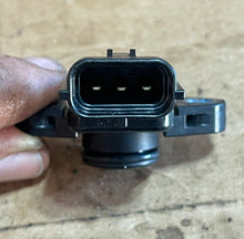 Cargar imagen en el visor de la galería, f 150 hp Yamaha 63P-82380-00-00 intake PRESSURE SENSOR 2004-2022 four stroke