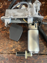 Charger l'image dans la galerie, f 150 hp Yamaha vst FLOAT CHAMBER ASSY 63P-14180-20-00 pump 63P-13907-03-00 four stroke 2015-2019 f150xb