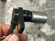 Cargar imagen en el visor de la galería, 200 225 250 HP Evinrude Ficht CRANK POSITIONING SENSOR magnetic 587014 586785 586452 587402 two stroke 1999-2005