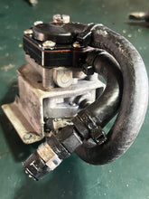 Cargar imagen en el visor de la galería, Johnson Evinrude VRO CONVERSION FUEL PUMP OMC 5004558 0438400 Engine Two Stroke