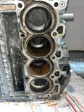 Charger l'image dans la galerie, BF 115 130 hp Honda Cylinder Block w rotating assy 1997 Four stroke