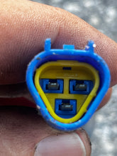 Cargar imagen en el visor de la galería, 40 - 90 hp Yamaha TRIM TILT SWITCH 63D-82563-10-00 Two Stroke