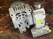 Load image into Gallery viewer, 150 175 200 hp Yamaha HPDI 68F-12170-01-00 CAMSHAFT compressor ASSY with FUEL PUMP ASSY 68F-13910-10-00 two stroke 2004-2014