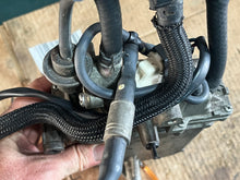 Cargar imagen en el visor de la galería, f 150 hp Yamaha VST 63P-14180-00-00 FLOAT CHAMBER & 63P-13907-01-00 FUEL PUMP tested FOUR STROKE 2005 nla, super #s: 63P-1418