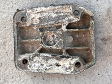 Charger l'image dans la galerie, 90 - 225 hp Johnson Evinrude 37773 0338741 lower engine mount covers v4 v6 TWO STROKE 1993-2000