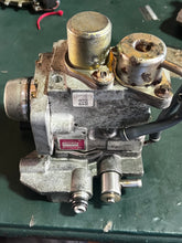 Charger l'image dans la galerie, 150 200 hp Yamaha FUEL PUMP ASSY 68F-13910-00-00 COVER 68F-13993-00-00 two stroke HPDI 2000-2003 some 175 hp