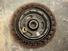 Charger l'image dans la galerie, 30 25 15 hp Evinrude E-tec FLYWHEEL ASSY 0587104 two stroke 2017 AA AB AF 2012-up