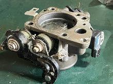 Charger l'image dans la galerie, BF 150 135 hp Honda THROTTLE BODY 16400-ZY6-013 four stroke 2007-up