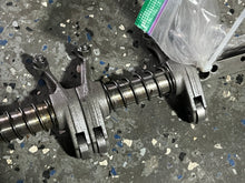 Cargar imagen en el visor de la galería, BF 225 250 hp Honda EXTERIOR ROCKER ARM ASSY 14626-P8A-A00 14627-P8A-A00 14625-P8A-A01 four stroke 2007+ with Rocker Shaft 14