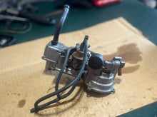 Cargar imagen en el visor de la galería, 150 - 250 hp Yamaha OX66 66K-14182-02-00 vst FLOAT CHAMBER COVER two stroke 2001-2002