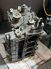 Charger l'image dans la galerie, BF 115 130 hp Honda Cylinder Block w rotating assy 1997 Four stroke