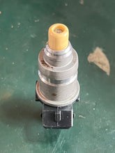 Cargar imagen en el visor de la galería, 250 225 hp Mercury FUEL INJECTOR 18715T1 18715A1 two stroke EFI cleaned TESTED