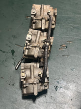 Cargar imagen en el visor de la galería, sold july2026—-70 hp Johnson Evinrude 313355 d2 d1 CARBURETOR w linkages, choke solenoid & plunger TWO STROKE oem 0393546 039