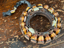 Charger l'image dans la galerie, 200 225 250 300 hp Evinrude E -Tec 0586948 STATOR ASSEMBLY 586948 two stroke
