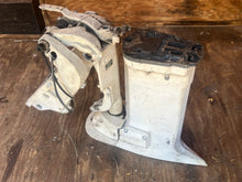 Load image into Gallery viewer, 150 hp Evinrude 25” MIDSECTION SWIVEL 0434724 0435006 STEERING ARM 0436983 HOUSING 0340731 0338664 stern BRACKETS 0335489 033