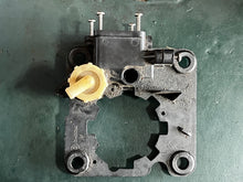 Cargar imagen en el visor de la galería, 90 115 hp Johnson Evinrude vst vro FUEL BRACKET 0340082 FUEL FILTER 0433190 NUT 0335112 two stroke v4 1995-2001