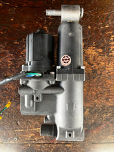 Load image into Gallery viewer, MFS 50 40 hp Tohatsu PTT tilt & trim motor & pump assy 3Z5771800 3Z5771900 3Z577 FOUR STROKE 2015