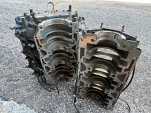Charger l'image dans la galerie, 200 175 150 hp Yamaha CRANKCASE 64E-15100-00-94 two stroke 6 cylinder carbureted 1996-1998