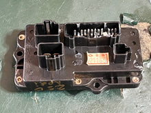 Charger l'image dans la galerie, 250 hp Yamaha FUSE BOX 68F-82170-01-00 two stroke HPDI 3.3 Liter 2009 some compatibility 150 200 225 300 hp