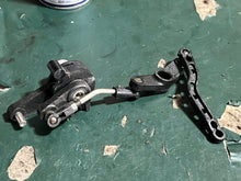 Cargar imagen en el visor de la galería, DF 30 25 hp Suzuki THROTTLE CONTROL LEVER 19120-99J11 INTERLINK 19122-99J00 SPRING 19185-99J00 LEVER #2 19140-94L20 ROD 13510