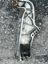 Load image into Gallery viewer, BF 50 40 hp Honda STERN BRACKETS starboard right 50301-ZV5-020ZA port left 50311-ZV5-010ZA four stroke pre-1997-2003