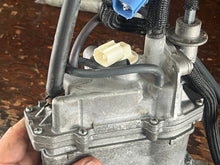 Charger l'image dans la galerie, f 150 hp Yamaha vst FLOAT CHAMBER ASSY 63P-14180-20-00 pump 63P-13907-03-00 four stroke 2015-2019 f150xb