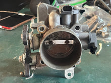 Charger l'image dans la galerie, BF 150 135 hp Honda THROTTLE BODY 16400-ZY6-013 four stroke 2007-up