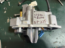 Cargar imagen en el visor de la galería, DF 225 250 200 hp Suzuki VST TOP COVER 15600-98J00 four stroke 2004-2011
